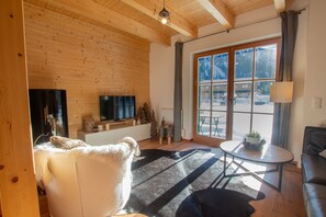 Televisión y chimenea 