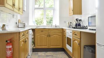 Dishwasher, cookware/dishes/utensils, freezer