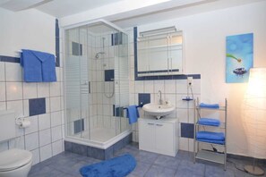 Shower, hair dryer, towels - Apartment Oberkirchen - Ferienhaus Oberkirchen (Schmallenberg)
