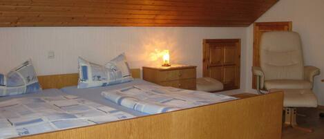 2 Schlafzimmer, BĂŒgeleisen/BĂŒgelbrett, Reisekinderbett, WLAN
