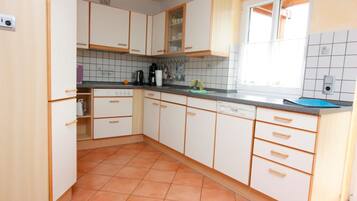 KĂŒhlschrank, Mikrowelle, Ofen, GeschirrspĂŒler