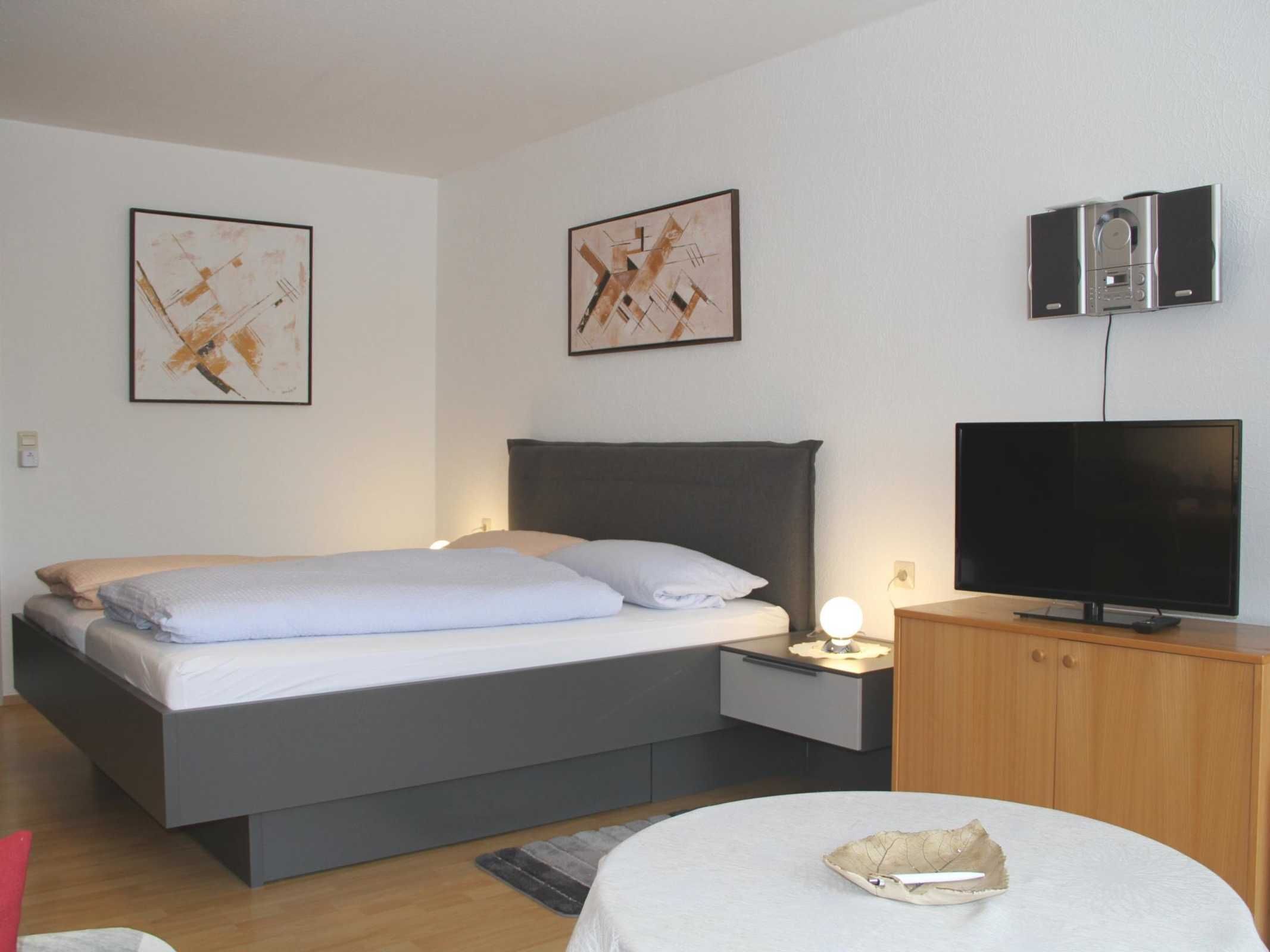 1 bedroom, desk, WiFi, bed sheets