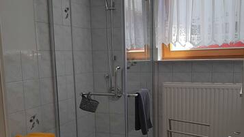 Dusche, Haartrockner, Handtücher, Toilettenpapier