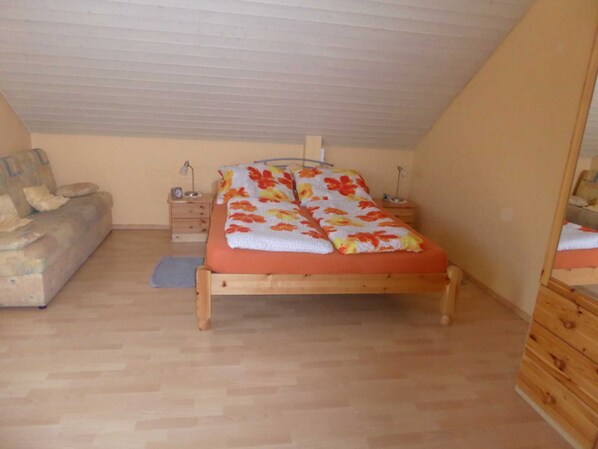 1 bedroom, WiFi, bed sheets - Double room no. 4, approx. 22m², shared bathroom - Bea's Gästezimmer (Herbolzheim)