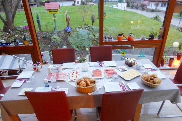 Dining - Double room no. 4, approx. 22m², shared bathroom - Bea's Gästezimmer (Herbolzheim)