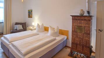 3 bedrooms, travel crib, WiFi, bed sheets