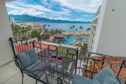 Beautiful beach front condo, enjoy views ,breeze & sandy beach just a few steps