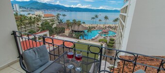 Beautiful beach front condo, enjoy views ,breeze & sandy beach just a few steps