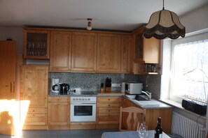 Kühlschrank, Mikrowelle, Ofen, Geschirrspüler