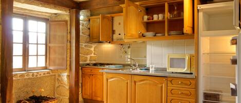 Talo, 1 makuuhuone, näköala laaksoon, vuorten lähellä (Casa dos Padres) | Yksityinen keittiö | Täysikokoinen jääkaappi, mikroaaltouuni, uuni, liesi