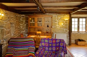 Ferienhaus, 1 Schlafzimmer, Talblick, Bergseite (Casa dos Padres) | Wohnbereich | Tischfußball, Tischtennisplatte, Bücher