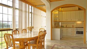 Full-sized fridge, microwave, oven, stovetop