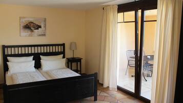 2 bedrooms, travel cot, WiFi, bed sheets