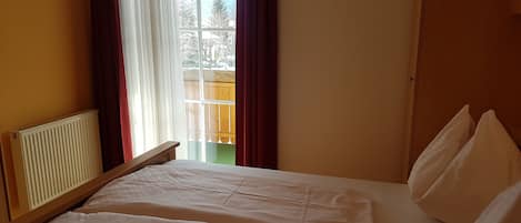 1 bedroom, travel cot, WiFi, bed sheets