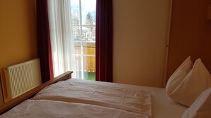 1 bedroom, travel cot, WiFi, bed sheets - Schafberg - No. 5 - Apartment house Edda (Strobl)