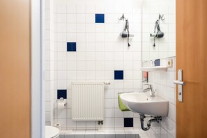 Shower, hair dryer, towels - Double room 6. 2 - eco hotel (Neustrelitz)