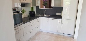 KĂŒhlschrank, Mikrowelle, Ofen, GeschirrspĂŒler