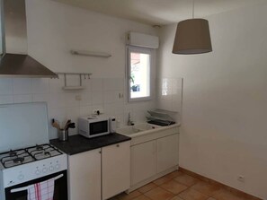 Fridge, microwave, oven, cookware/dishes/utensils
