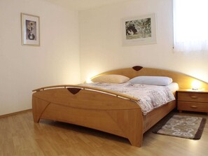 1 bedroom, desk, WiFi, bed sheets