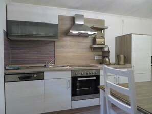 Kühlschrank, Mikrowelle, Ofen, Geschirrspüler