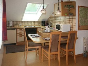 Kühlschrank, Mikrowelle, Ofen, Wasserkocher mit Kaffee-/Teezubehör