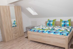 2 Schlafzimmer, Zimmersafe, Bügeleisen/Bügelbrett, WLAN