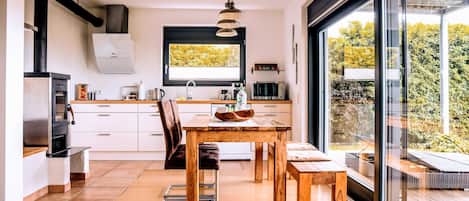 Een koelkast, een oven, een vaatwasser, een kinderstoel