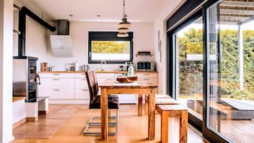 Kylskåp, ugn, diskmaskin och barnstol