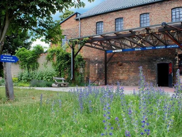 Unclassified image, 1 of 11, button