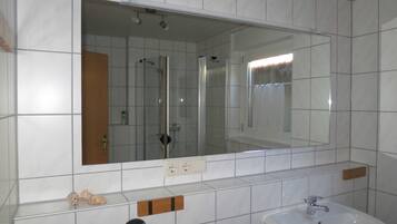 Douche, serviettes fournies