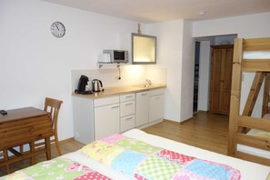 1 bedroom, WiFi, bed sheets