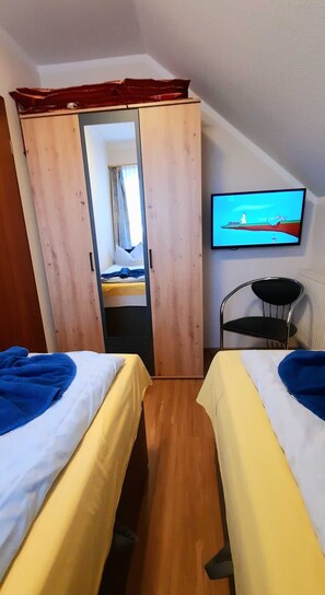 2 bedrooms, travel cot, WiFi, bed sheets