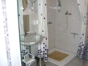 Dusche, Haartrockner, Handtücher