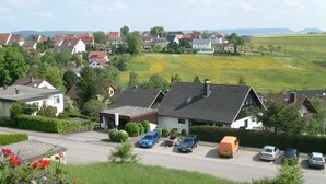 Un quartier résidentiel avec des maisons, un parking et un espace vert.