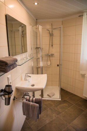 Shower, hair dryer, towels, toilet paper - Fewo S-South L 4, 43 m², max. 2 pers. - Cottage Lochar (Bad Dürrheim)
