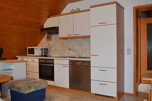 Kühlschrank, Mikrowelle, Ofen, Geschirrspüler