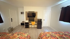 Queen Room | Laptop workspace, free WiFi, wheelchair access - Keystone Motel (Norwalk)