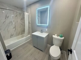 Ducha y bañera combinadas y toallas