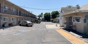 Free self-parking - Keystone Motel (Norwalk)