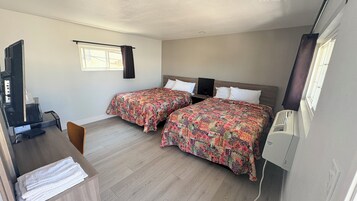 Quarto quádruplo | Espaço de trabalho para notebook, Wi-Fi de cortesia