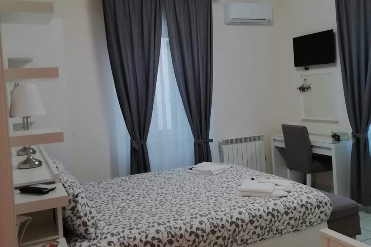 Habitación cuádruple Deluxe | Ropa de cama de alta calidad y edredones de plumas