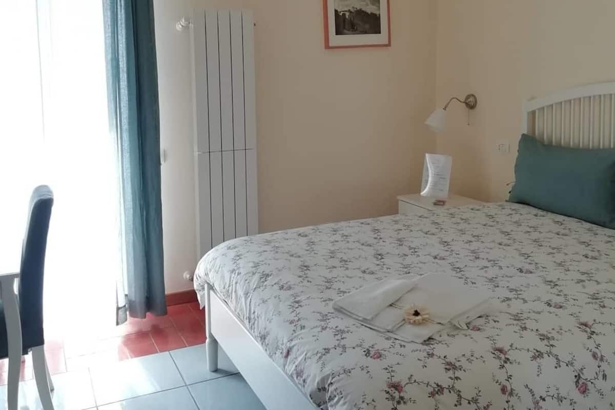 Habitación Deluxe doble | Ropa de cama de alta calidad y edredones de plumas