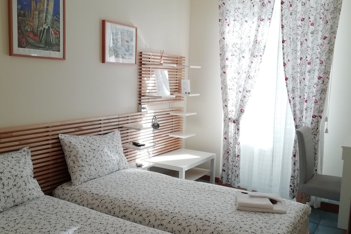 Habitación Deluxe con 1 cama doble o 2 individuales | Ropa de cama de alta calidad y edredones de plumas