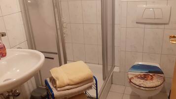 Een douche, een haardroger, handdoeken, zeep