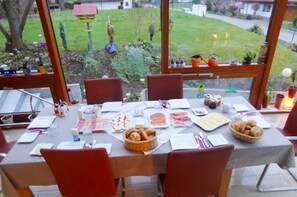 Unclassified image, 4 of 30, button - Double room No. 1, 20m², shared bathroom, balcony, max. 3 - Bea's guest room (Herbolzheim)