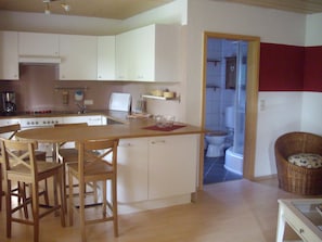 Køleskab, mikrobølgeovn, ovn, kaffe-/temaskine