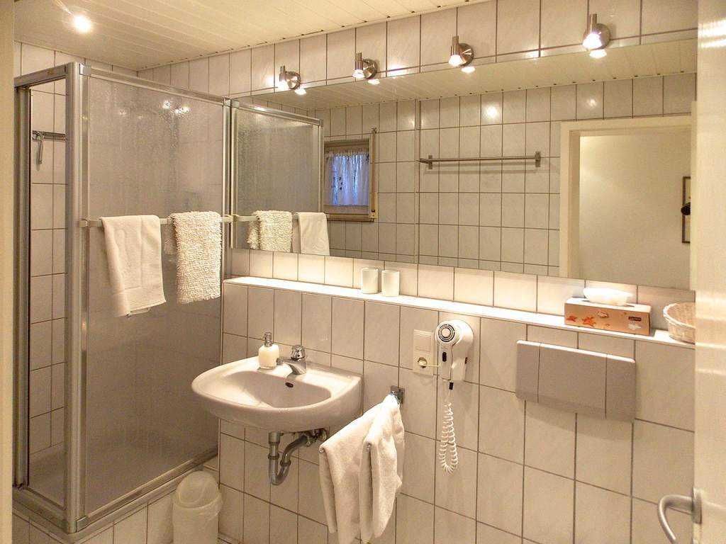 Douche, sèche-cheveux, serviettes fournies