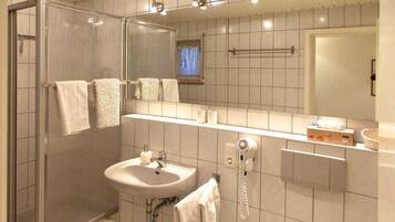 Douche, sèche-cheveux, serviettes fournies