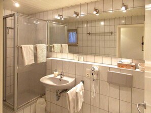 Regadera, secadora de cabello, toallas 