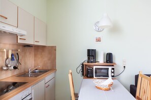 Kühlschrank, Mikrowelle, Ofen, Hochstuhl